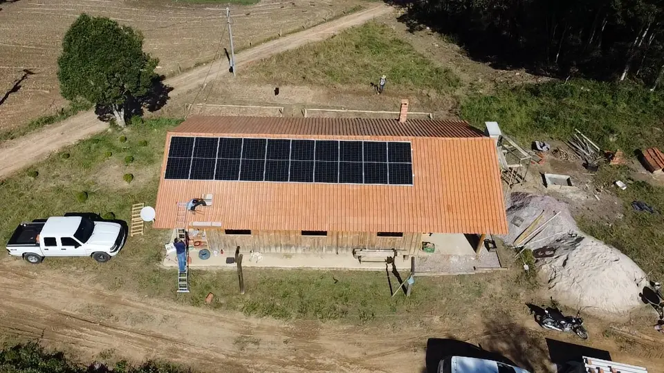 Painéis solares instalados no telhado de uma propriedade rural
