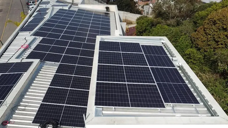 Grande sistema fotovoltaico instalado na cobertura de um edifício comercial